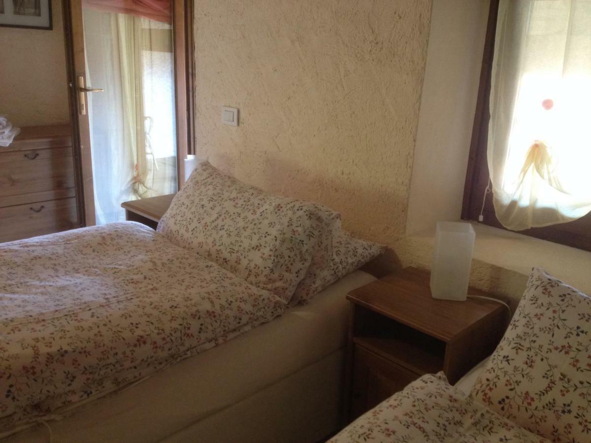 Bed and Breakfast La Tana Del Ghiro Porto Valtravaglia Exterior foto