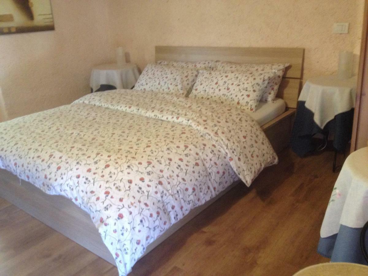 Bed and Breakfast La Tana Del Ghiro Porto Valtravaglia Exterior foto